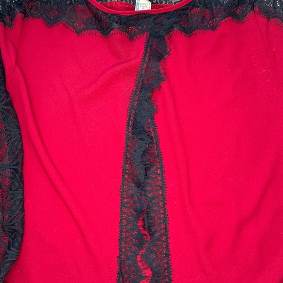 Beauitiful woman's blouse deep red with lace accent flares in back - Picture 5 of 7